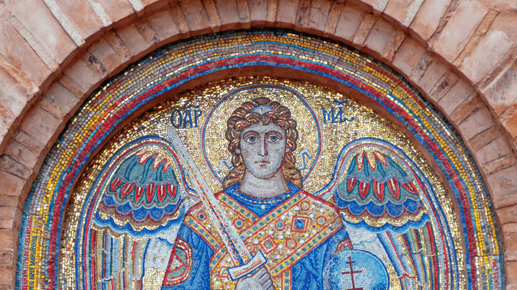 Mosaico que representa São Miguel Arcanjo com sua espada em mãos