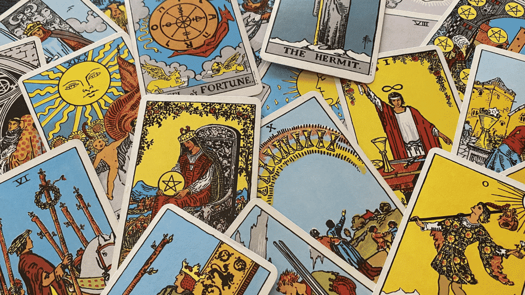 Diversas cartas de tarot espalhadas em uma superfície