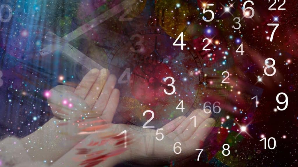 Mãos abertas e, ao fundo, uma galáxia e vários números diferentes.