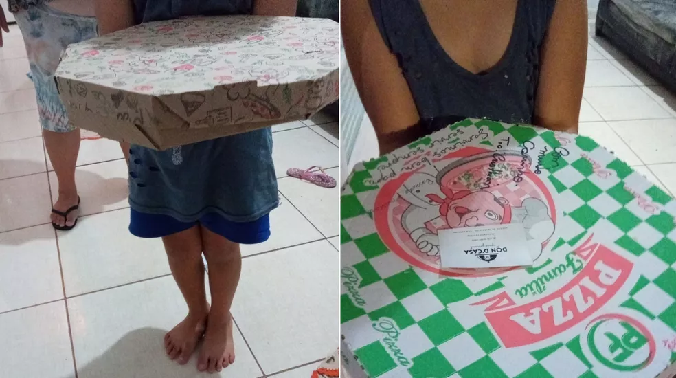 Duas fotografias diferentes, situadas lado a lado, de uma criança segurando uma caixa de pizza.