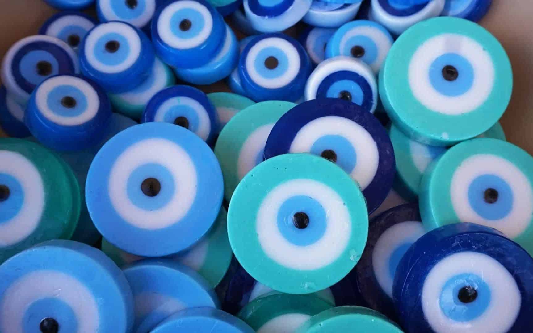 Vários olhos gregos de plástico.