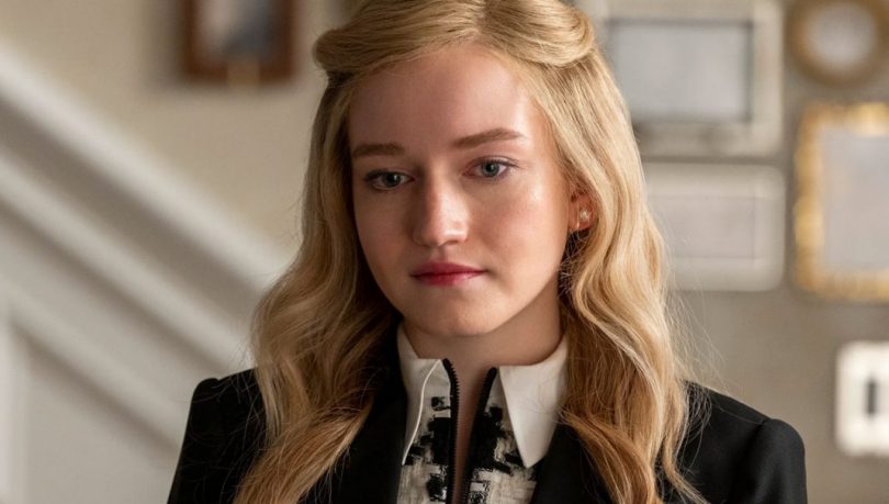 A atriz Julia Garner performando a personagem principal da série Inventando Anna.