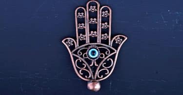 Uma joia do símbolo Hamsá.