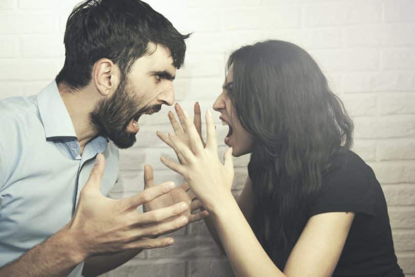 Um homem e uma mulher discutindo avidamente.