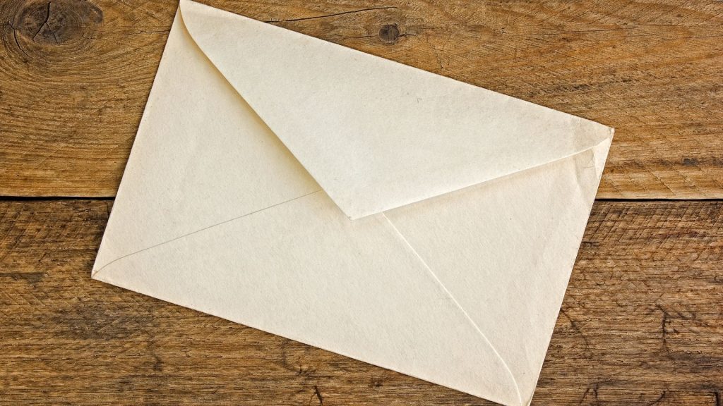 Um envelope branco de uma carta.