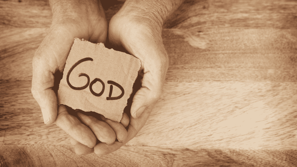 Mãos segurando uma pequena placa de papelão que contém a palavra "god".
