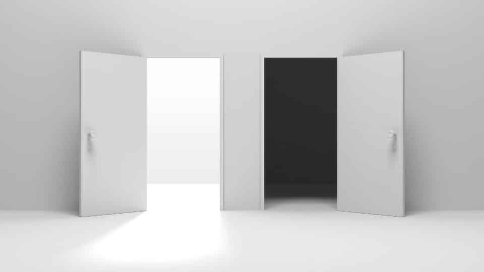 À esquerda, uma porta aberta da qual emana uma luz branca. À direita, uma porta aberta na qual se vê uma grande escuridão.