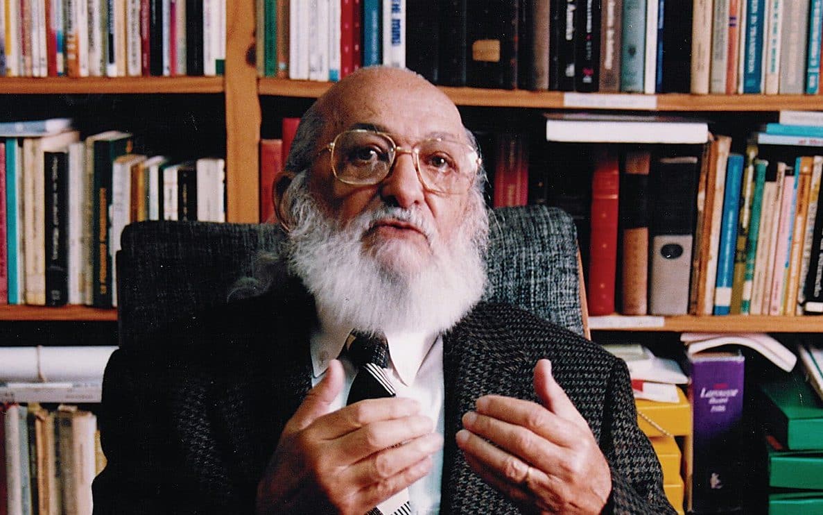 Uma fotografia de Paulo Freire.