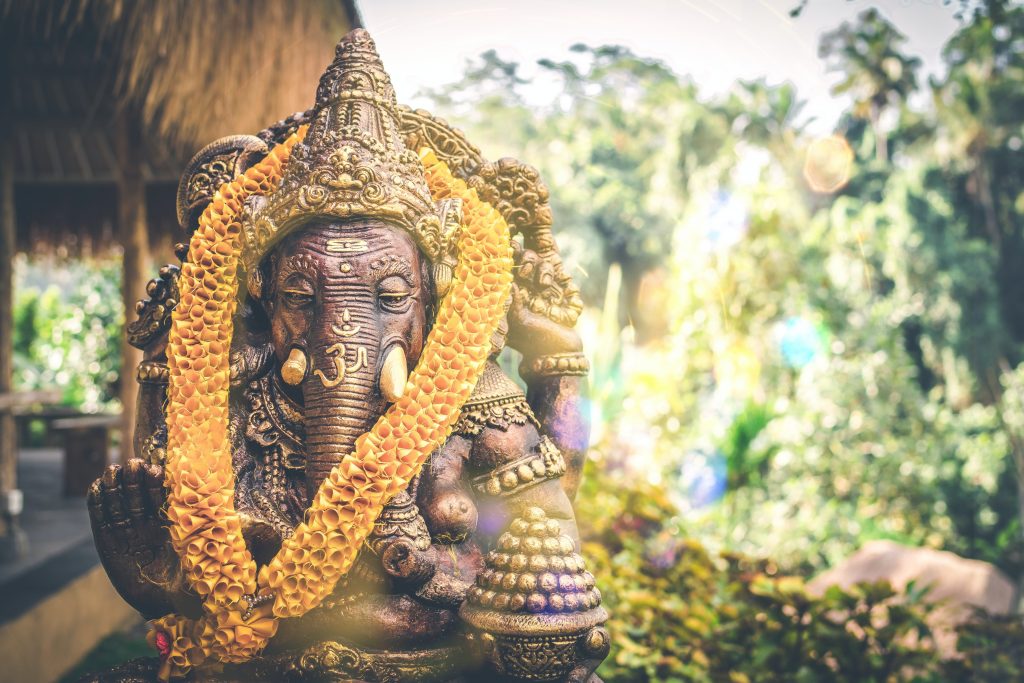 Estátua de Ganesha, com um colar de flores.