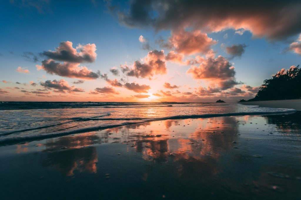 Visão do por do Sól em uma praia.