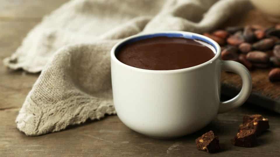 Uma caneca de chocolate quente.