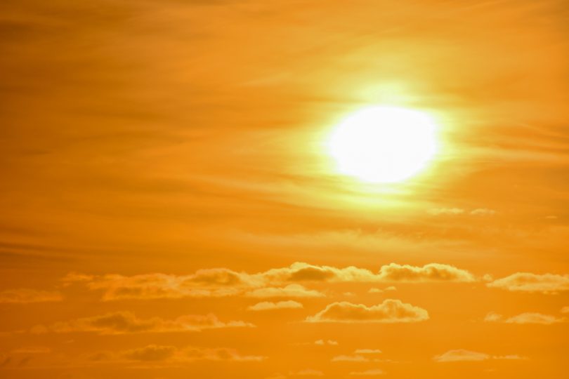 foto do céu em laranja, com sol radiante.