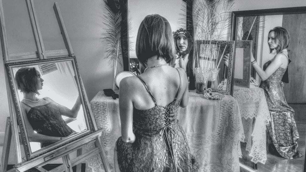 Mulher em frente a vários espelhos olhando sua aparência 