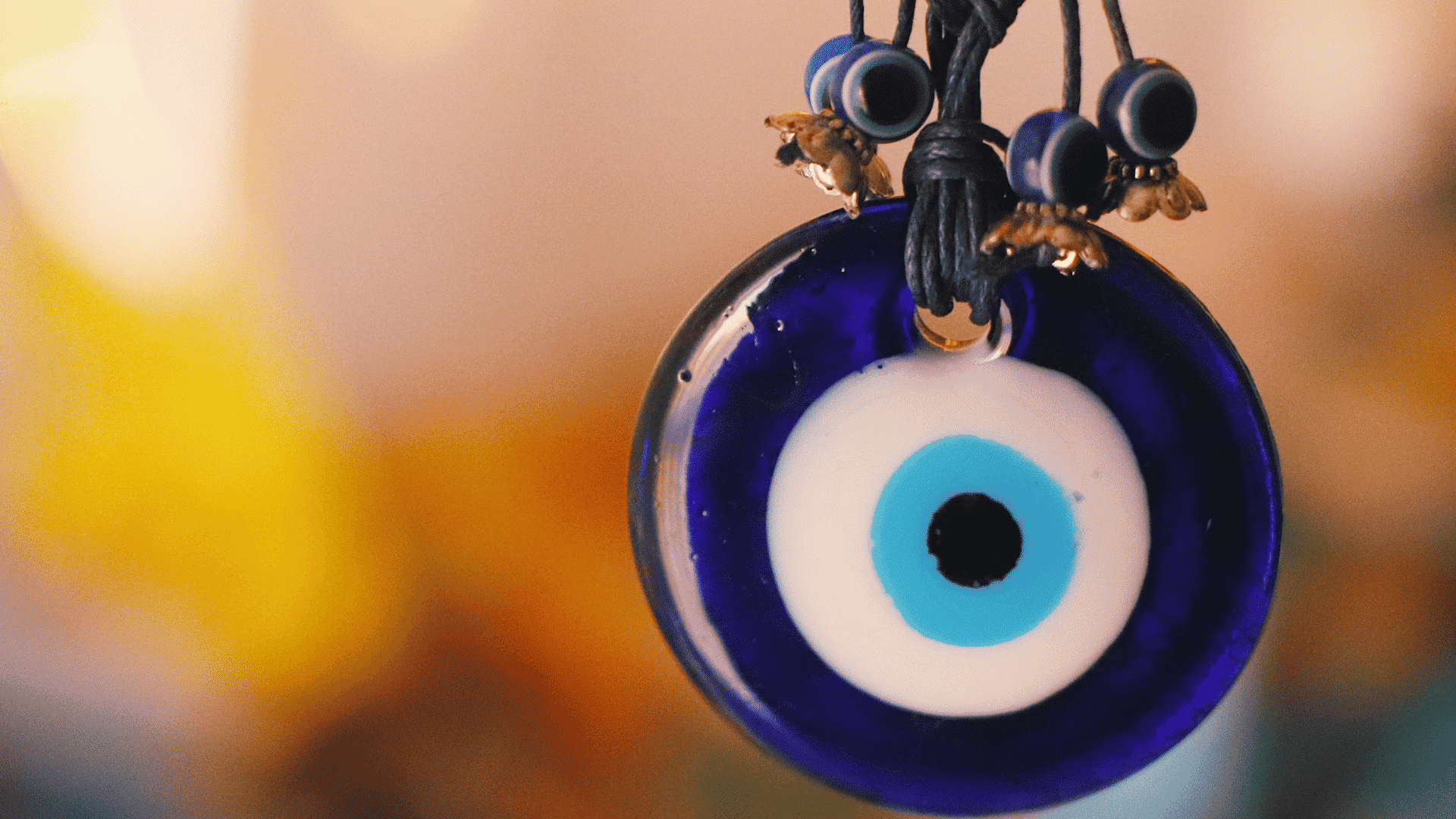 Amuleto de olho grego pendurado