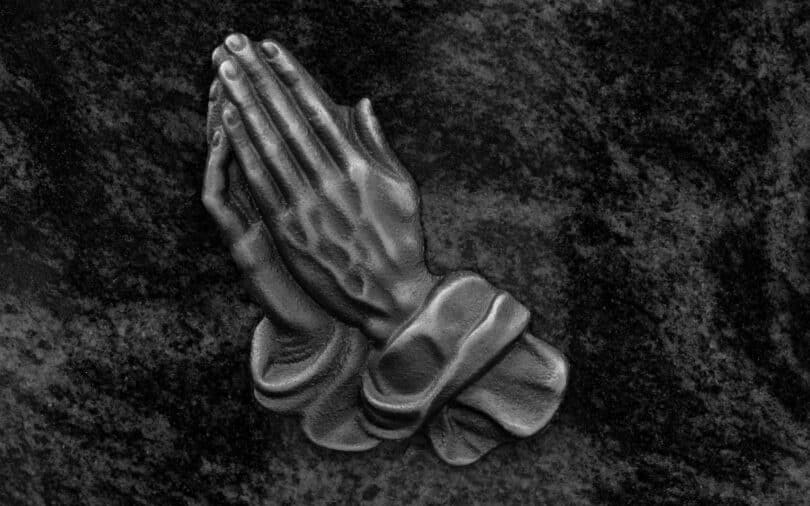 Ilustração de duas mãos realizando um gesto de orações.