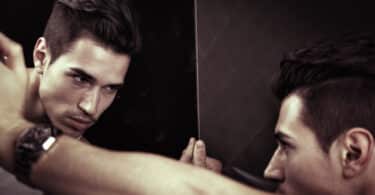 Um homem se olhando num espelho.