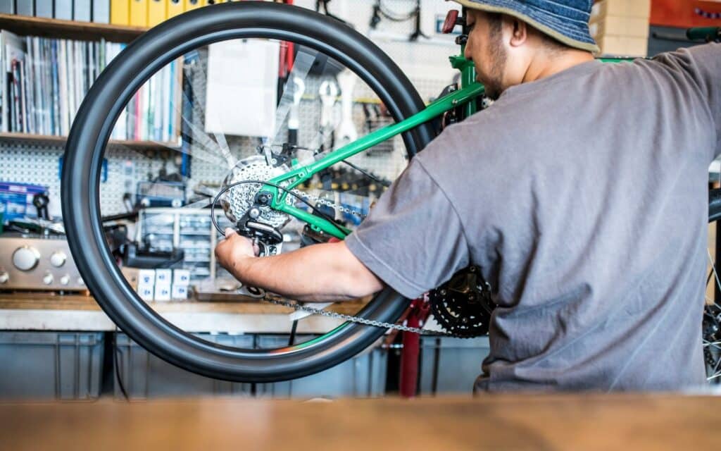 Uma bicicleta sendo consertada. 