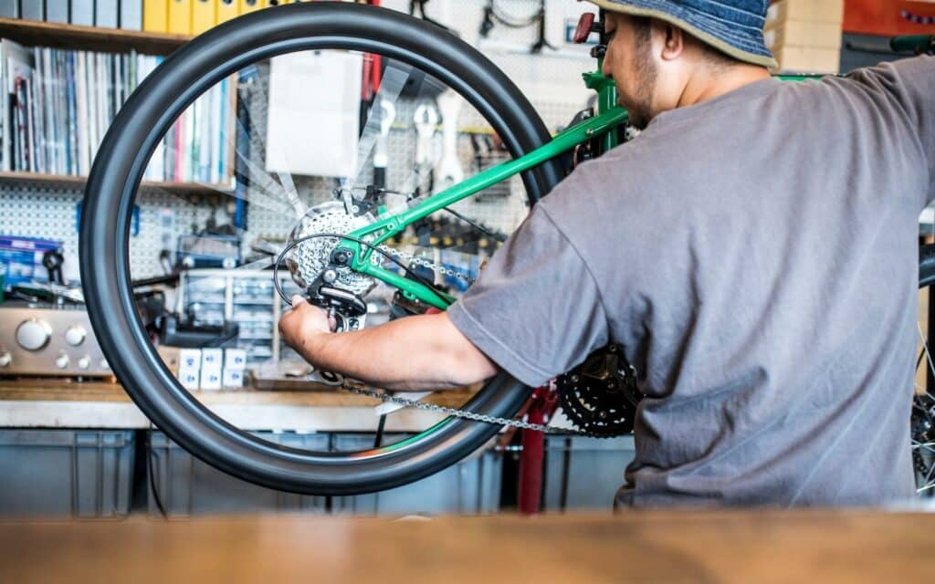 Uma bicicleta sendo consertada.