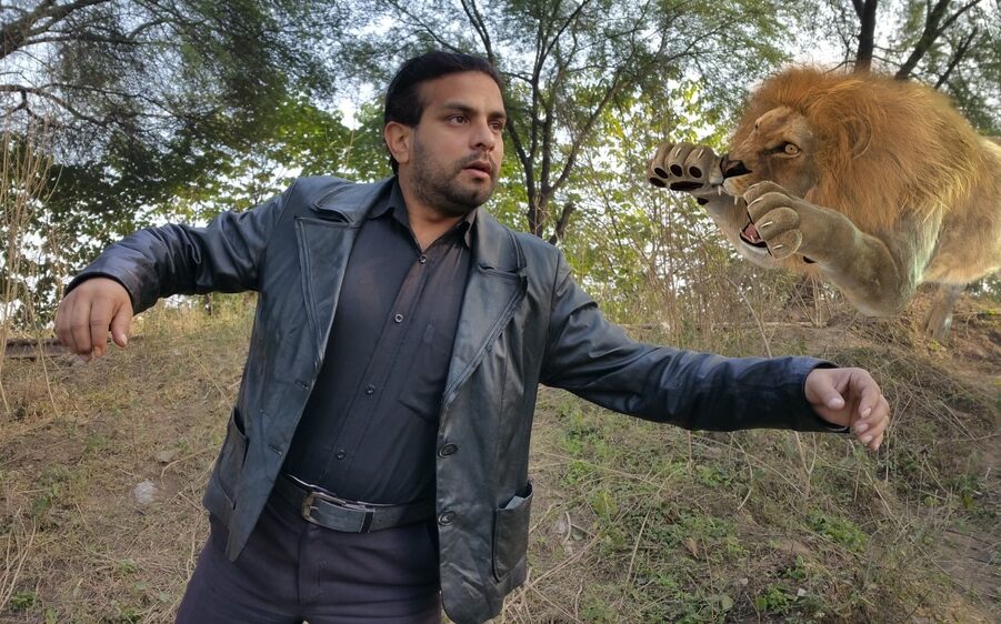 Um leão atacando um homem.