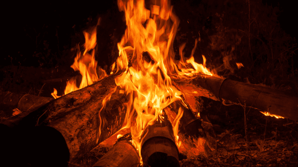 Uma fogueira feita de diversas toras de madeira queimando 
