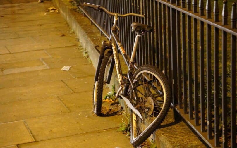 Uma bicicleta quebrada.