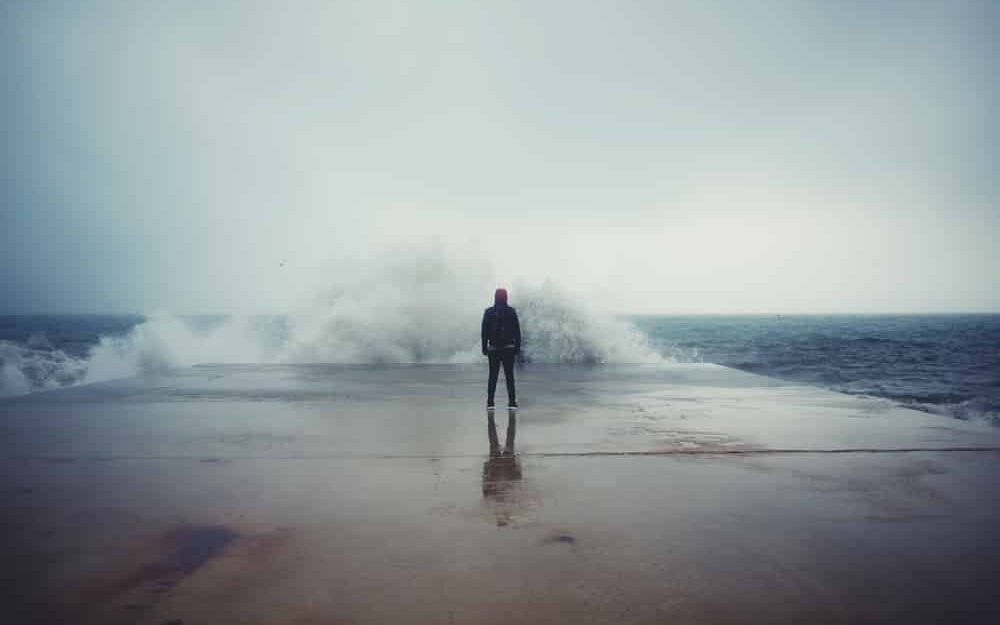 Um homem em meio a ondas de água.