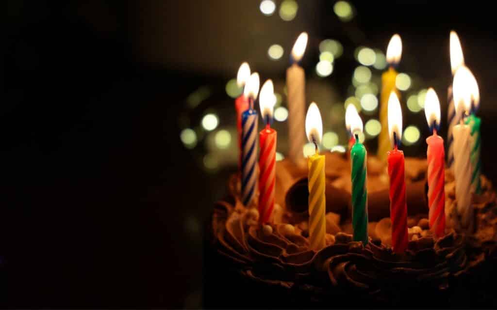 Um bolo de chocolate de aniversário.