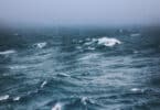 Um mar turbulento.
