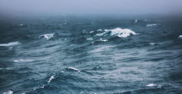 Um mar turbulento.