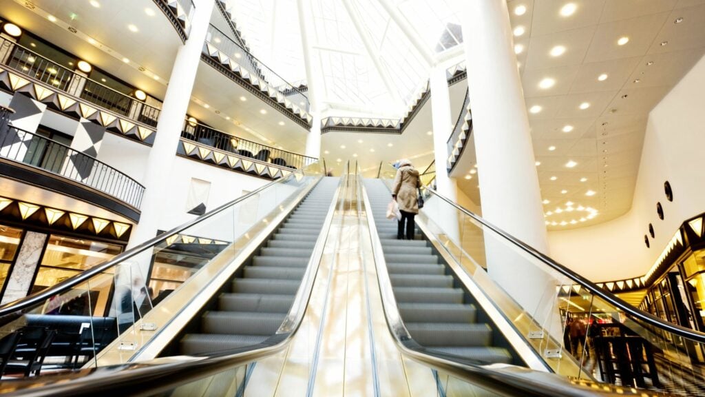 Duas grandes escadas rolantes num shopping.