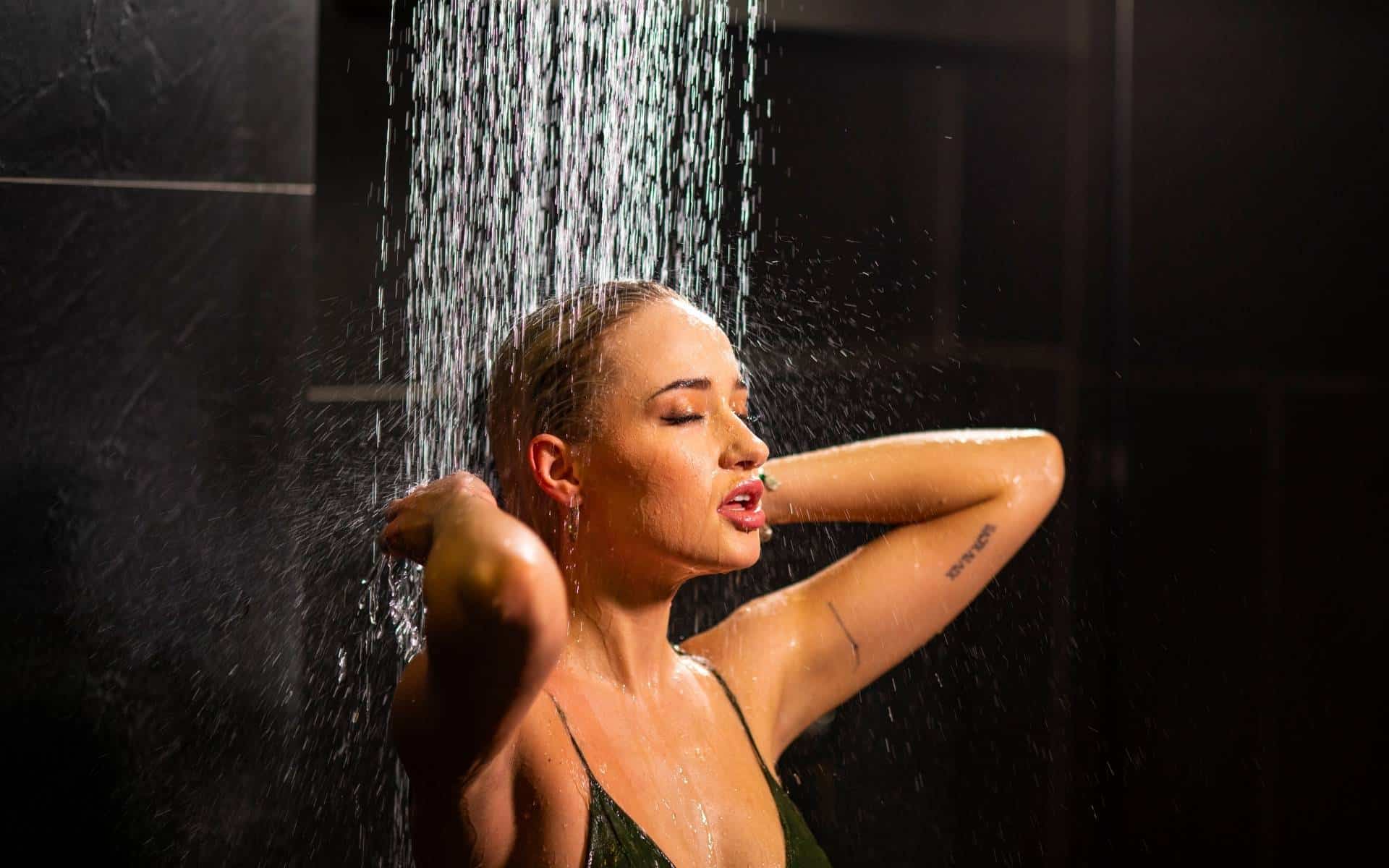 Uma mulher tomando uma ducha.