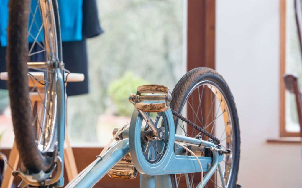 Uma bicicleta virada de cabeça para baixo.