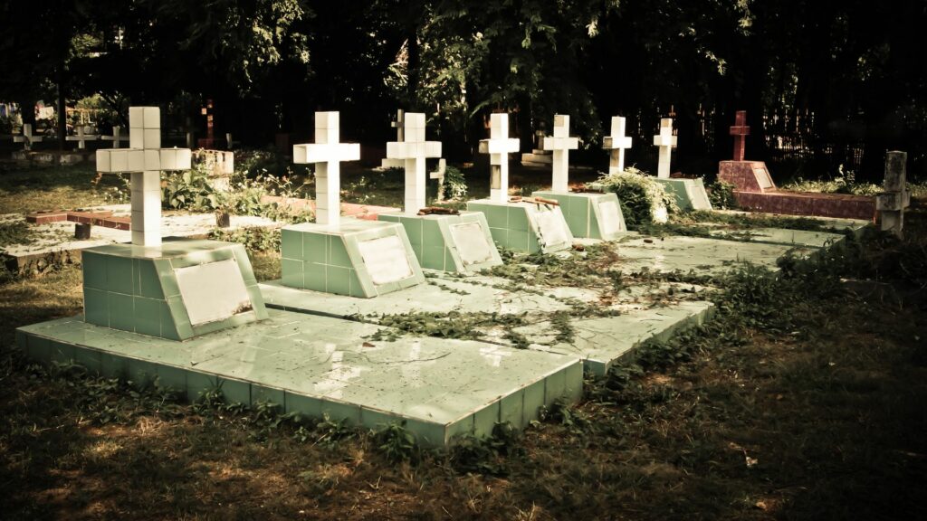 Um cemitério repleto de túmulos.