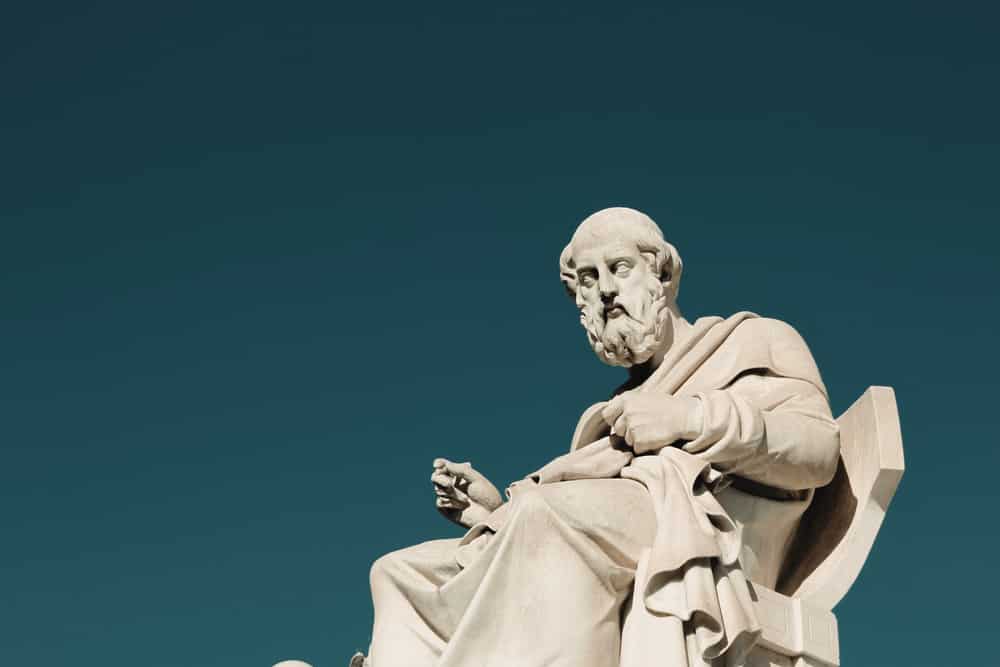 Uma estátua do filósofo Platão.