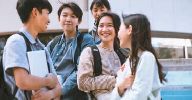 Várias pessoas conversando numa escola.