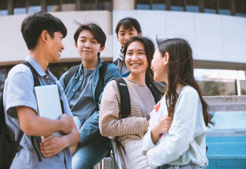 Várias pessoas conversando numa escola.