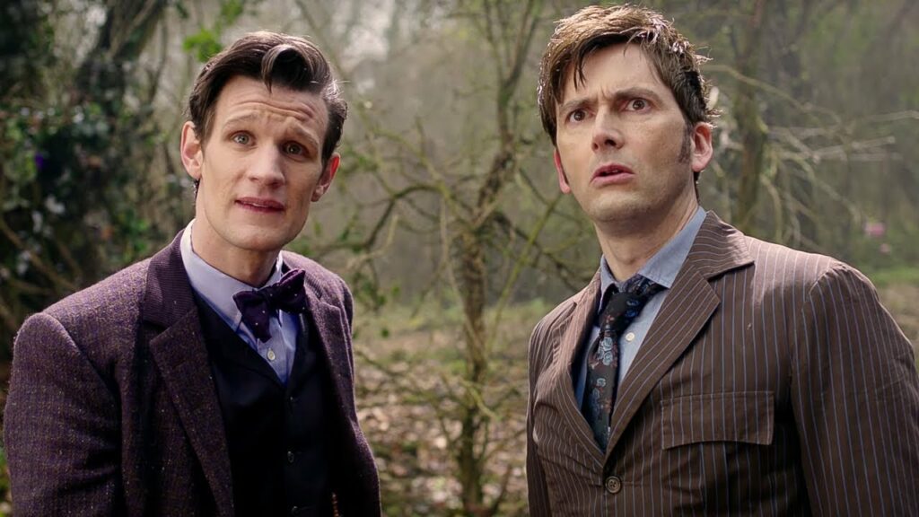 O décimo primeiro doutor, interpretado por Matt Smith na esquerda junto do décimo doutor cujo o interprete foi David Tennant