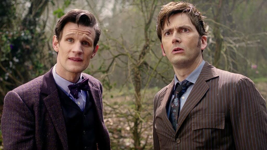 O décimo primeiro doutor, interpretado por Matt Smith na esquerda junto do décimo doutor cujo o interprete foi David Tennant 