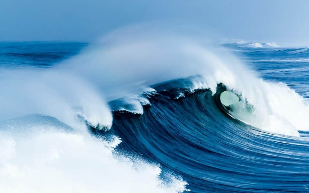 Uma grande onda marítima.