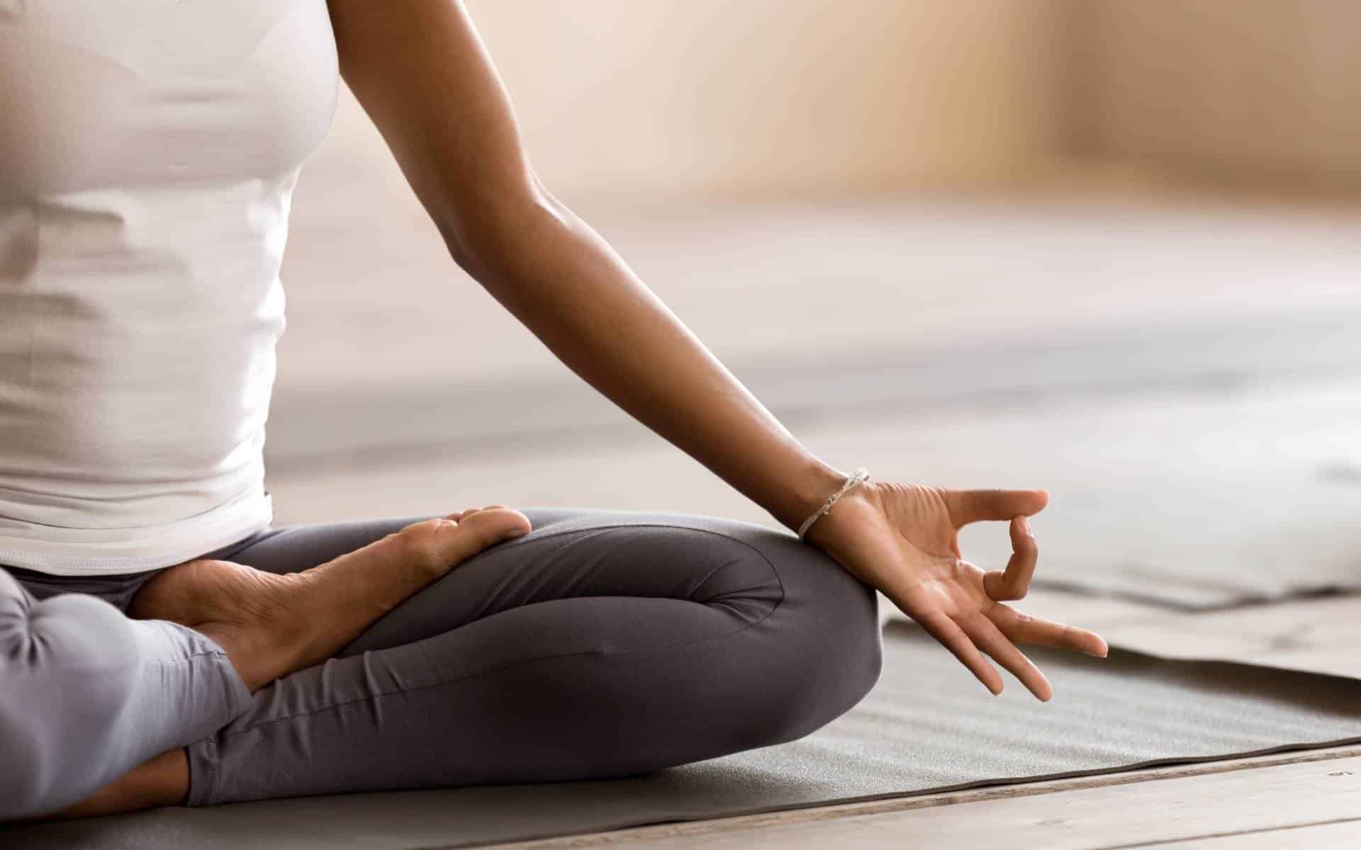 Uma mulher meditando.