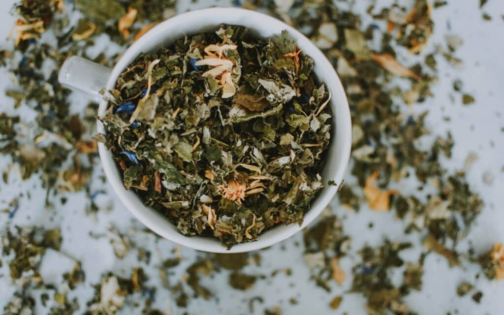 Folhas de chá verde num pote.