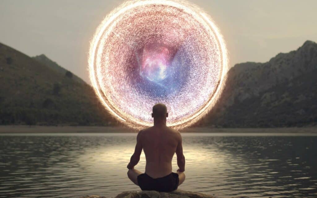 Um portal energético aberto em frente a um homem meditando.