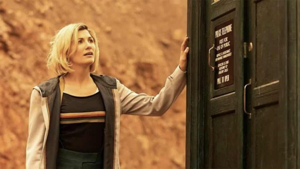 Jodie Whittaker, a décima terceira doutora, olhando para a cabine azul símbolo da série Doctor Who