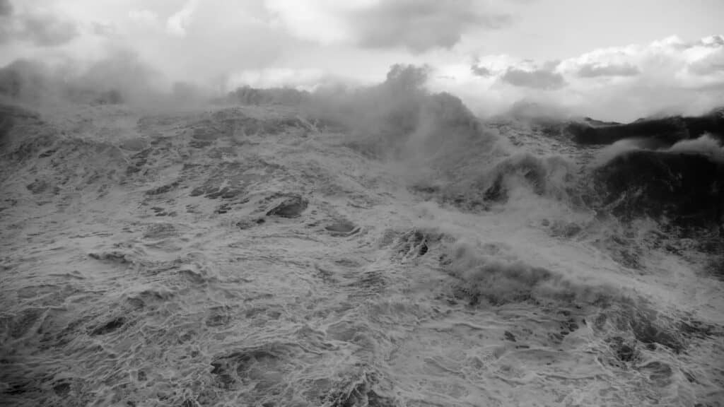 Ondas marítimas grandes.