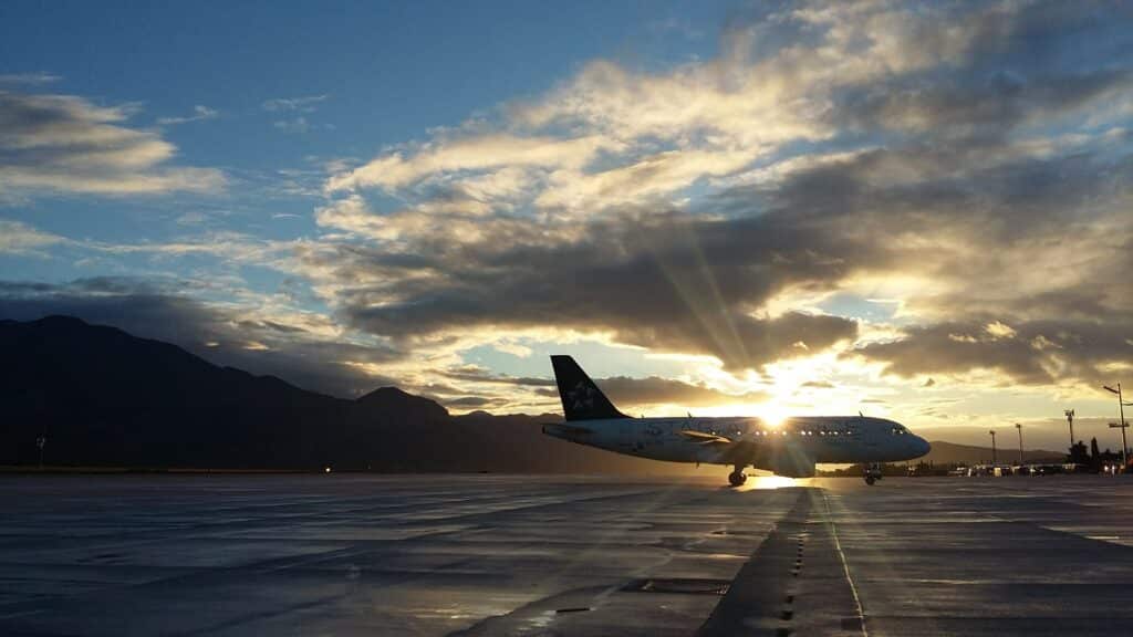 silhueta de avião na pista de pouso.