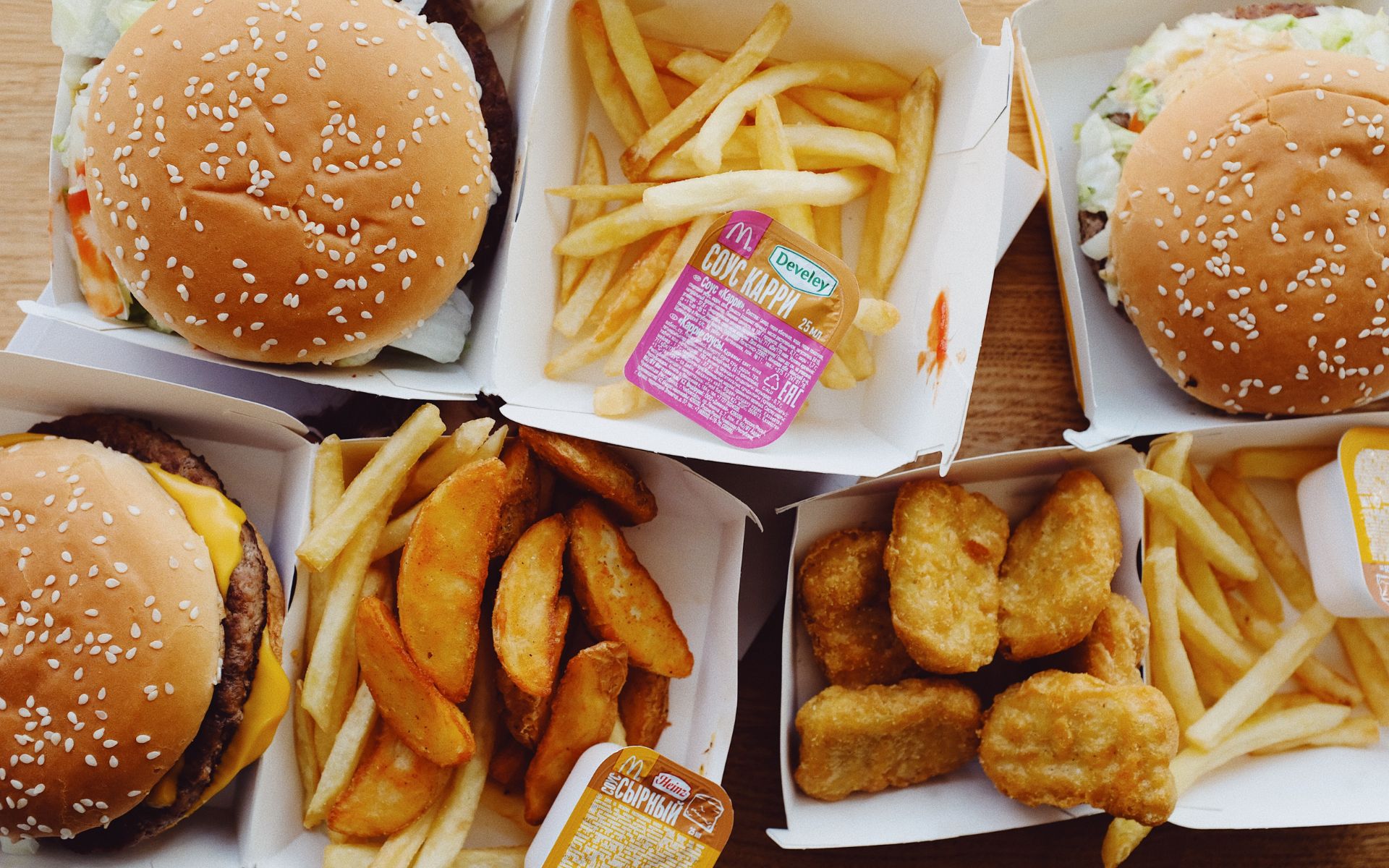 Hambúrgueres e porções de batata frita do McDonald's. 