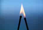 Fósforos queimando um junto ao outro representando chamas gêmeas