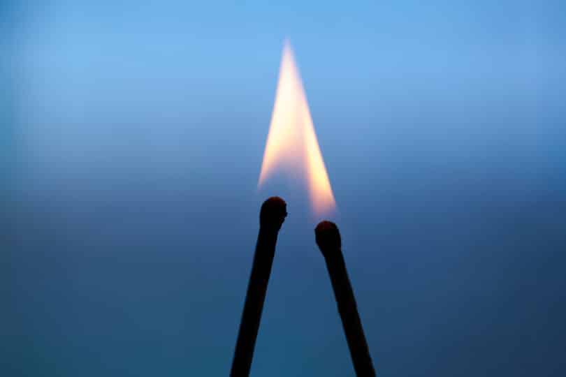 Fósforos queimando um junto ao outro representando chamas gêmeas