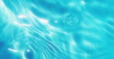 Imagem aproximada de água cristalina em movimento