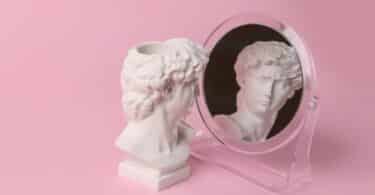 Busto de cerâmica admirando a si mesma no espelho representando o narcisismo